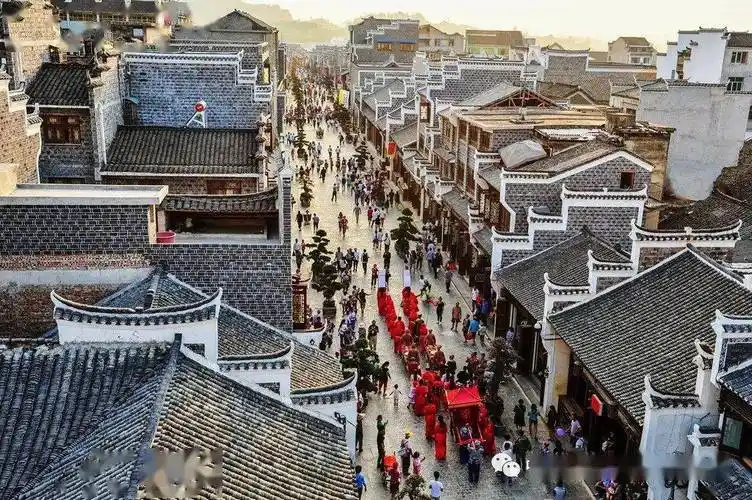 旧州古镇浪洞温泉占地面积100余平方米,由5至7个大小不同的泉眼平地