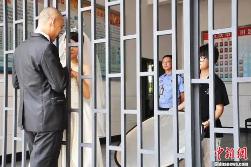 图为32岁的服刑人员李华(化名)入狱来,第一次握住妻子的手.