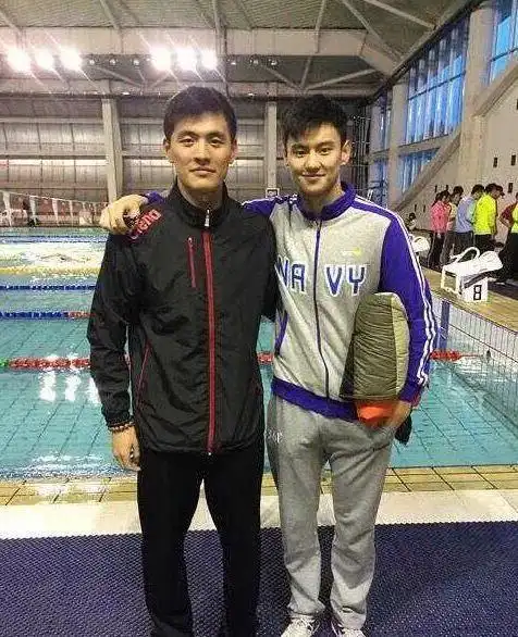 在徐嘉余的微博上,他也有出现过.