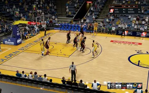 勇士最新篮球场地板和最新的篮球架带广告灯箱.