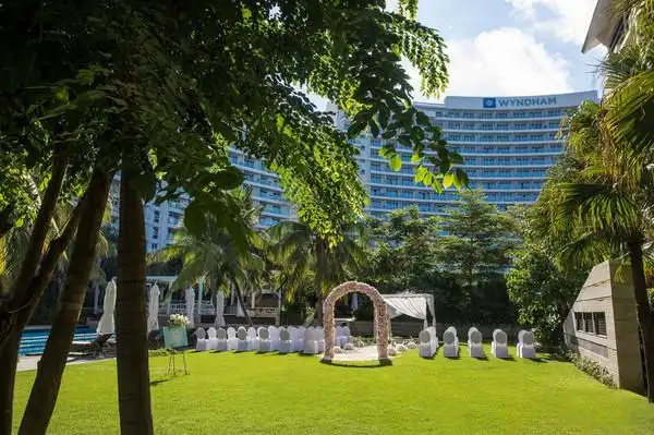 距海边200米步行可达近机场方便到达三亚丽禾温德姆酒店豪华海景双床