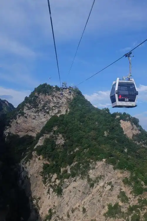 拾级而上,乘坐西峰索道上行.