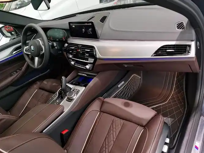 宝马540i 风尚版 m运动套装 磨砂极地灰/摩卡 现车优惠4个点
