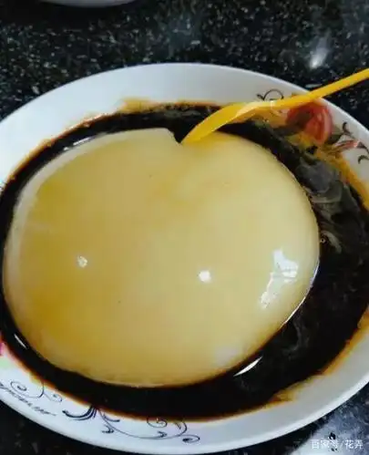 四川宜宾有一种传统特色小吃,叫"凉糕",入口顺滑,比雪糕好吃