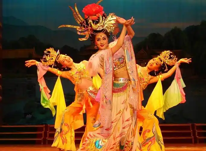 受过良好的教育,饱读诗书且精通音律,霓裳羽衣曲居传就是杨玉环所作