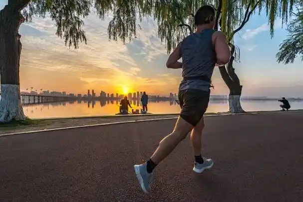 晨跑不仅有助于锻炼身体,提高身体素质,还有许多其他好处.