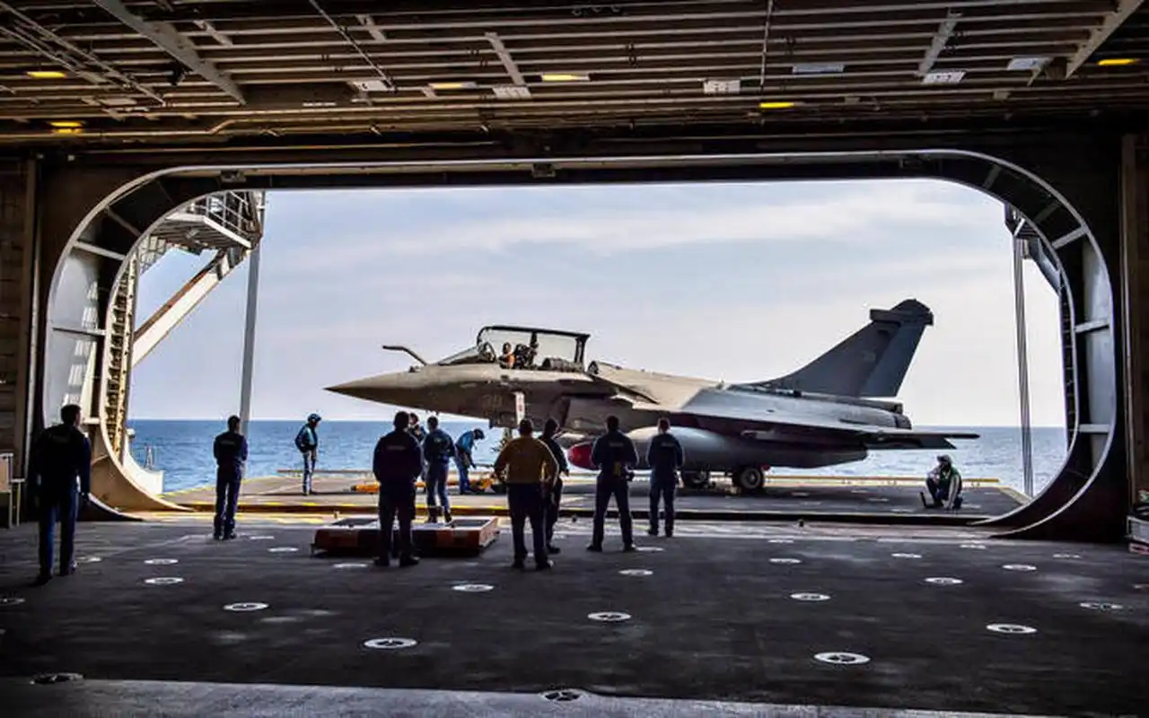 法国海军阵风m舰载战斗机在不同航空母舰升降机上的图片,也不知道以后