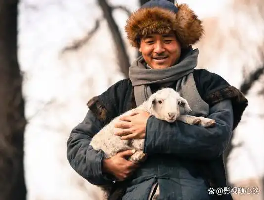 《闯关东》剧组的邀约,担任了备受瞩目的配角朱传杰