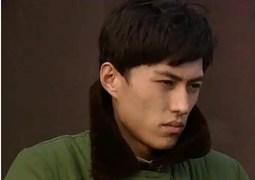 靳东从17岁开始的24年演艺路原来他瞒着我们拍了这么多戏