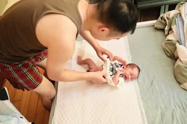 父与子之换尿布