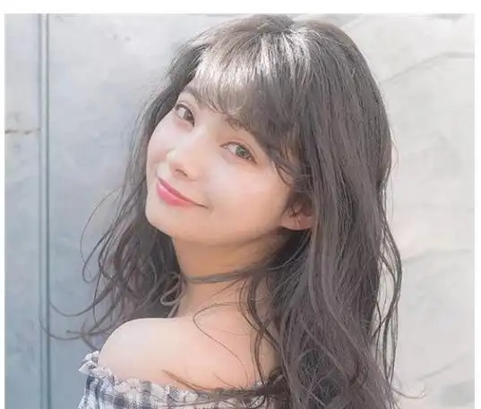 女生中长微卷发发型彰显慵懒优雅的女神范