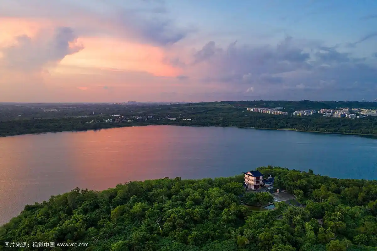 暮色下的望海楼 广东省湛江市麻章区湖光岩风景区