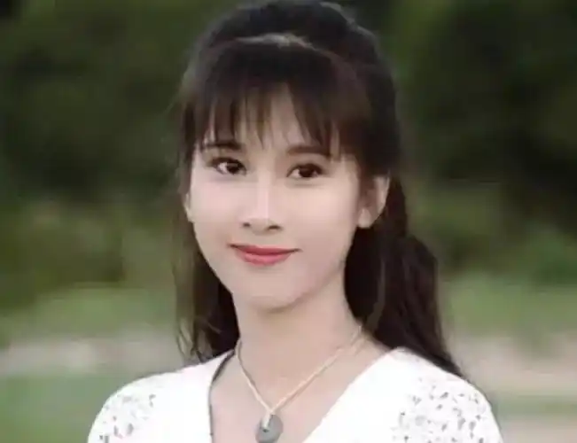 她是典型的精灵可爱型美女,和内地的王子文很像,清纯中透着甜美,柔弱