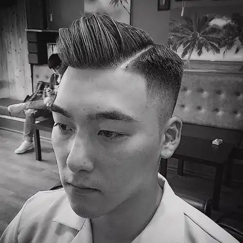 最流行的男士油头发型