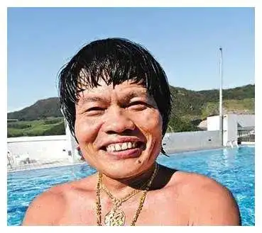 八两金:香港娱乐圈第一丑星,妻子败光千万家产,现与3女友同居