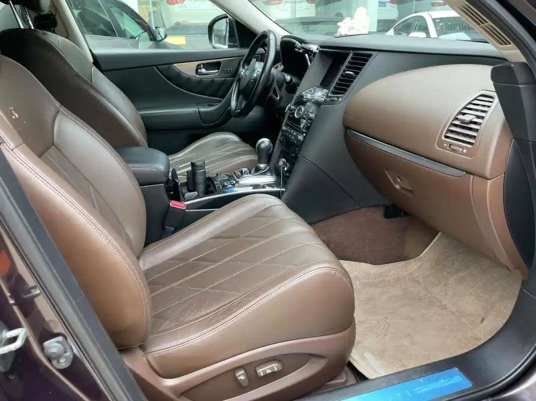 英菲尼迪fx35 英菲尼迪 fx35  09年3月上牌 3.