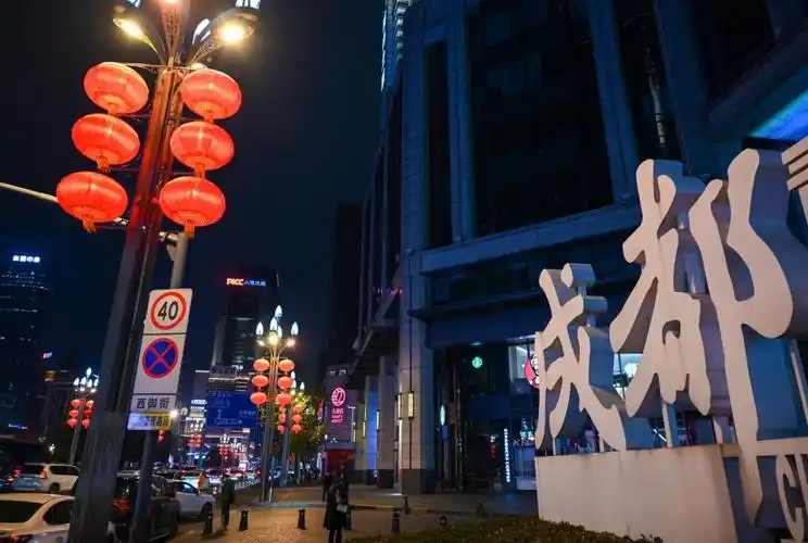 成都街头新春灯笼装置 往年资料图同时,从2月8日(腊月廿九)—2月17