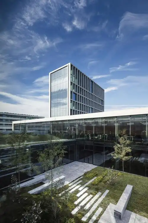 丹麦阿尔路斯新区时尚集团bestseller办公楼水岸景观