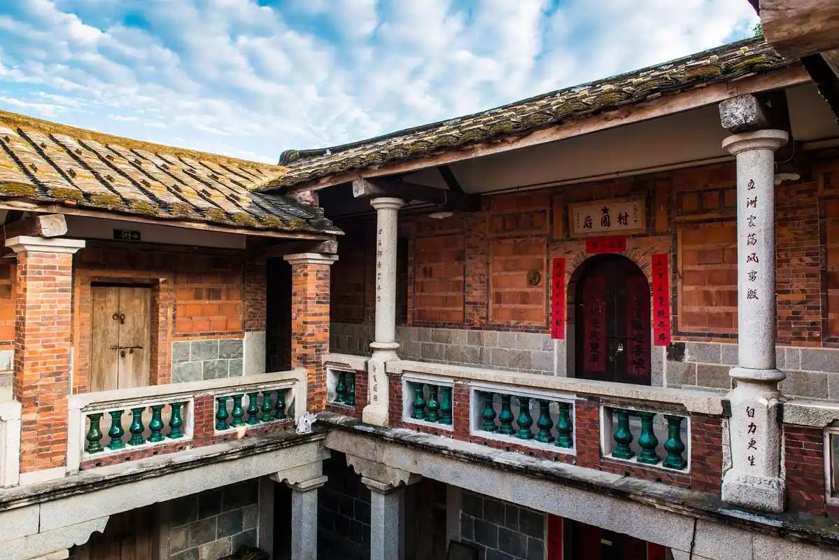 晋江梧林古村落是一座保存完好的明清古村,其独特的建筑风格和传统