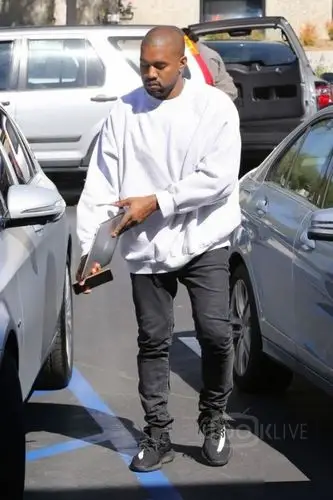 kanye west 的日常穿著不外乎以「宽松上身」搭配「窄身下著」的穿搭