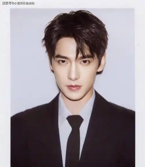 杨洋撕拉片:时间在他身上按了暂停键?