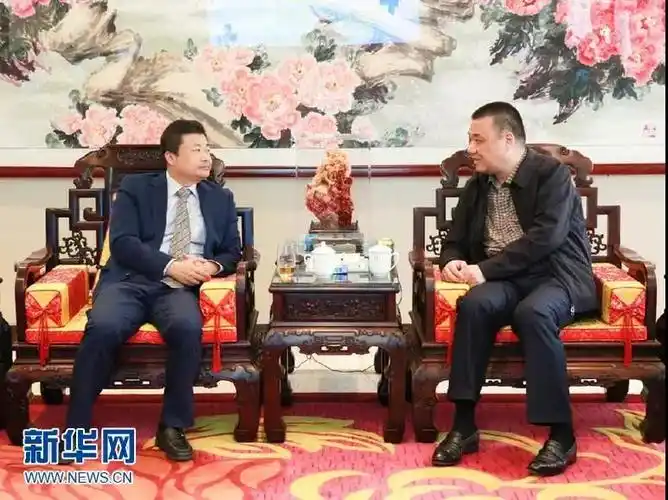 广药集团党委书记,董事长李楚源(左)与康美药业董事长,总裁马兴田(右)