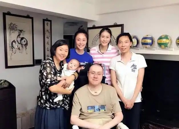 为了安抚父母,让周苏红不再关注自己而结婚,并进行了体外受精,孩子