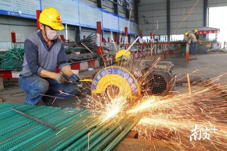 切割作业,火星四溅.