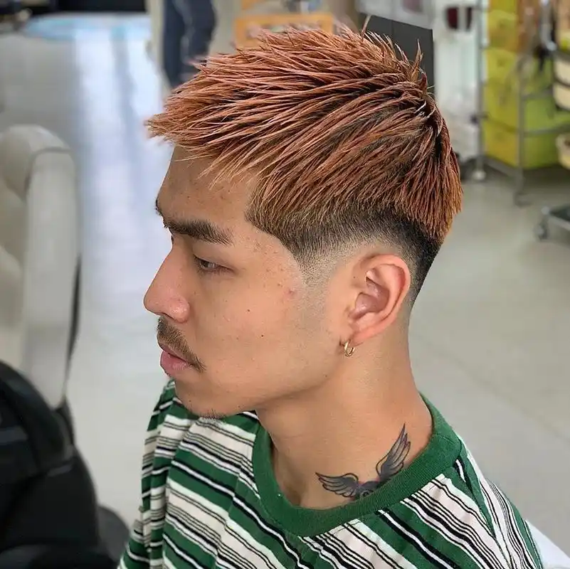 两侧铲短小盖盖发型,清爽简单又帅气,时尚有型显年轻,适合大多数男士.