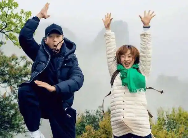 孙俪两口子去爬山,牵手合影,搂肩大方秀恩爱,邓超"望妻眼"高甜