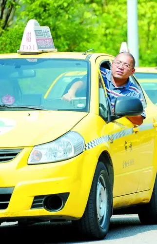 渝北人民大厦广场,出租车驾驶员在进行业务竞赛.