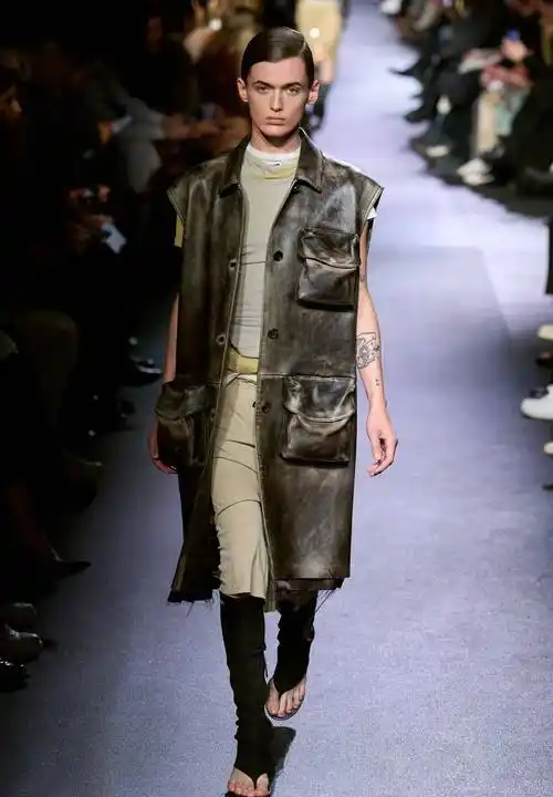 关注我,更多全球四大时装周时尚秀场大牌大片,敬请期待.