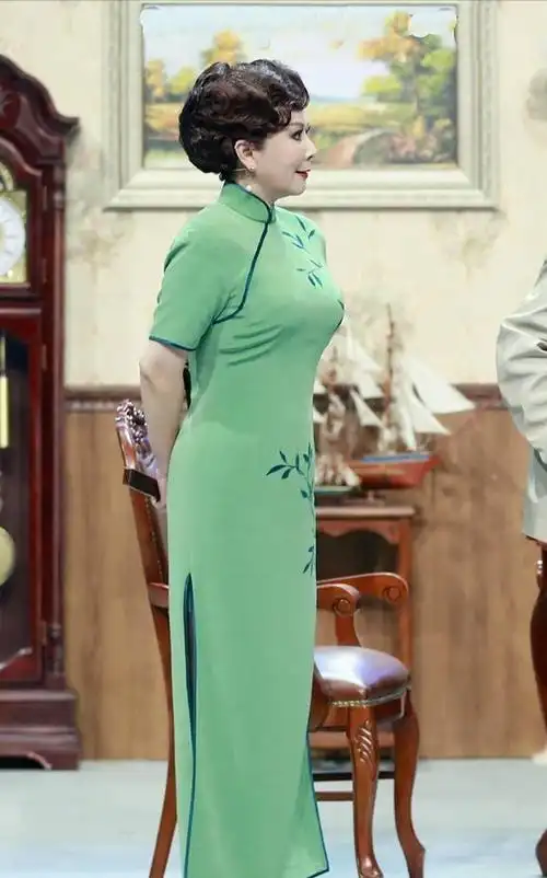 蔡明跟老友合影,脸饱满的像大姑娘,随便农家奶奶都比她看着舒服