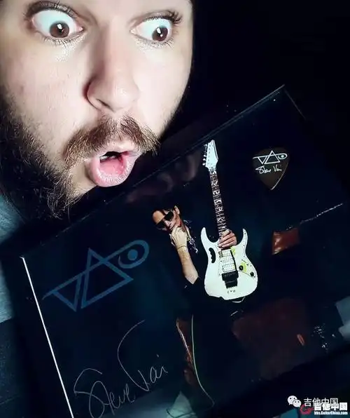 能把电吉他弹得如此骚气vai之后就是他了靠脸部动作完成solo的洋葱哥