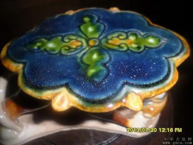 藏品尺寸/规格:高6厘米长14厘米 唐三彩猛狮擒羊脉枕,陨石坑,蝇翅片