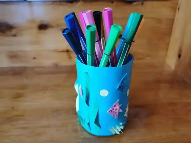 创作理念:旧饮料瓶改造成实用笔筒,废物利用环保生活.