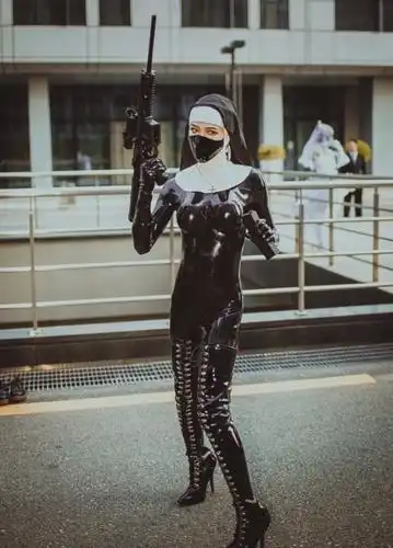 居然是女装大佬胶衣凸显的性感身材不输女生