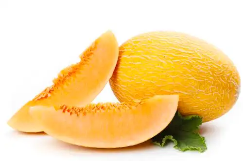 白底上摆放着黄皮蜜瓜