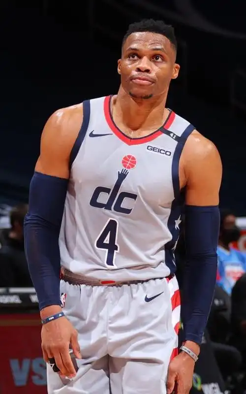 32岁威少状态如何?13战仅1次扣篮,球迷:改变打法是唯一出路