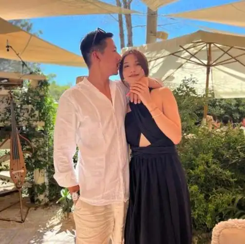 吴千语被曝疑似怀孕!携男友施伯雄现身爷爷寿宴,三代同框似饼印