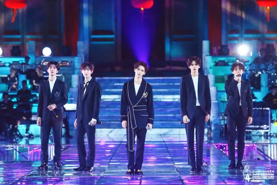 乐华七子献唱成龙国际电影周开幕式 现场气氛爆棚