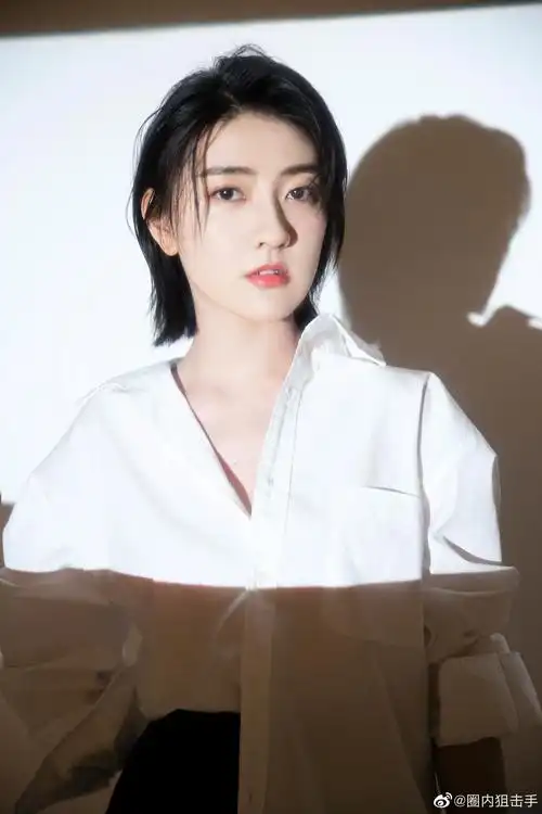 《变成你的那一天》热播,梁洁发布短发写真