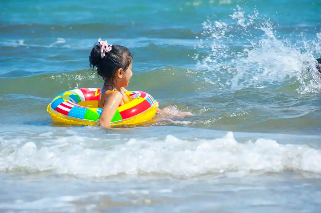 可爱的小女孩,在海中游泳