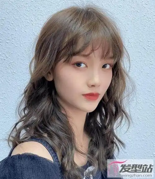 2021中长发卷发最新款 换上新发型显瘦显时尚最火的眉上刘海短发发型