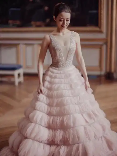 很多人都说吉娜有着一张明星脸,不光是因为她和几位当_圈子-新氧美容