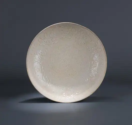 官字款定窑白釉印花盘