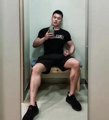 超火肌肉小哥被疯狂盗图满屏荷尔蒙抵不住了