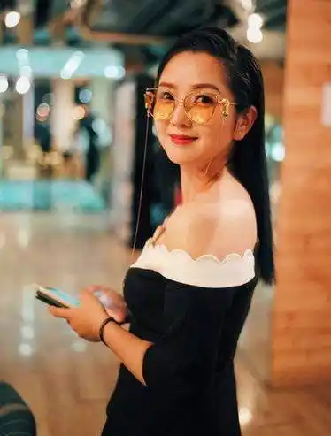 何洁前夫大口撸串不在乎形象,离婚6年仍单身,儿女喊继父爹地_赫子铭