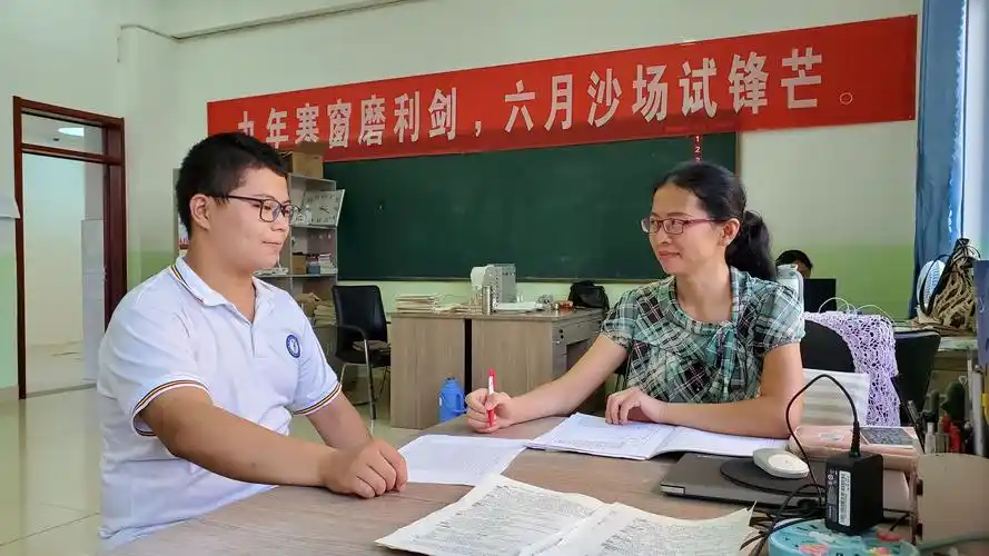 初中生正处于青春叛逆期,学生与家长之间会存在沟通不畅甚至彼此误会