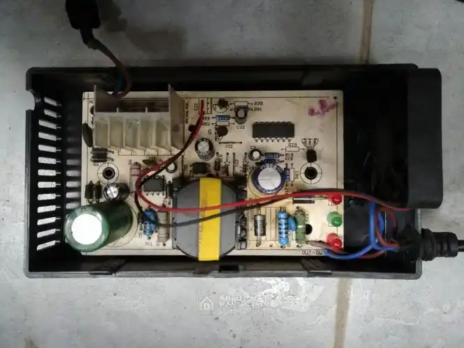 济南西普尔和江苏新日电动车充电器拆给大家看看做工怎么样